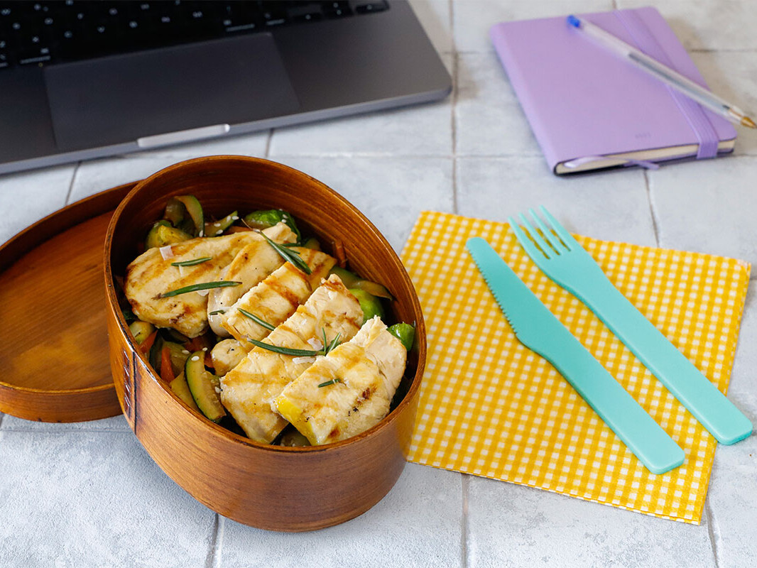 Lunch box con pollo alla griglia e verdurine