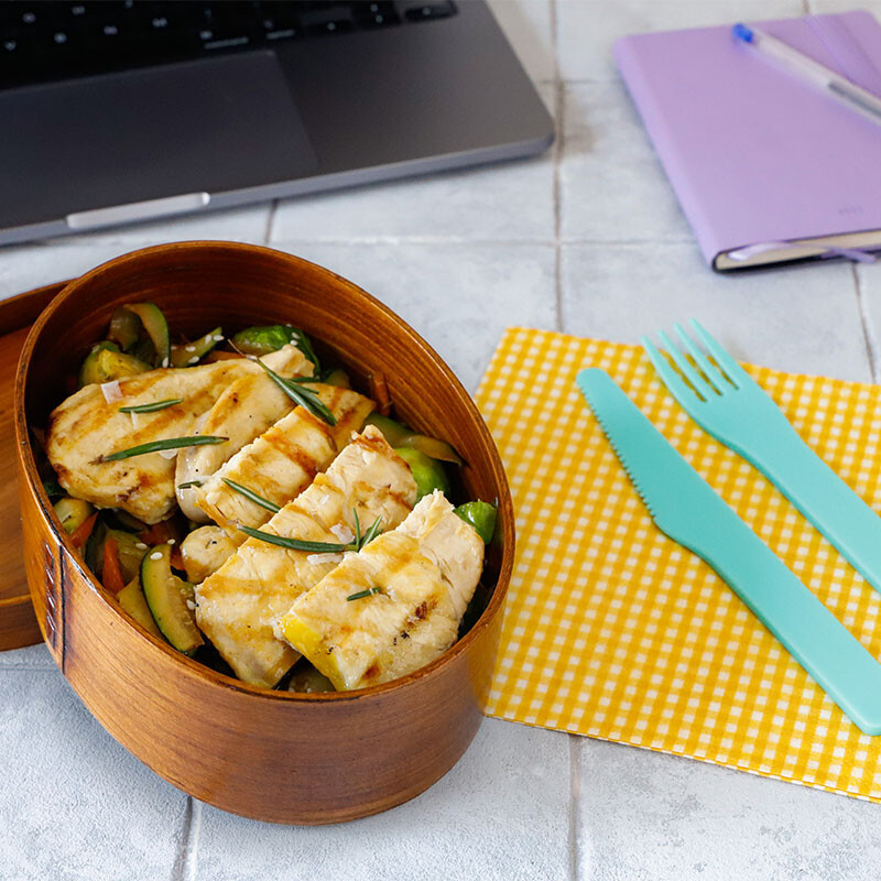 Lunch box con pollo alla griglia e verdurine