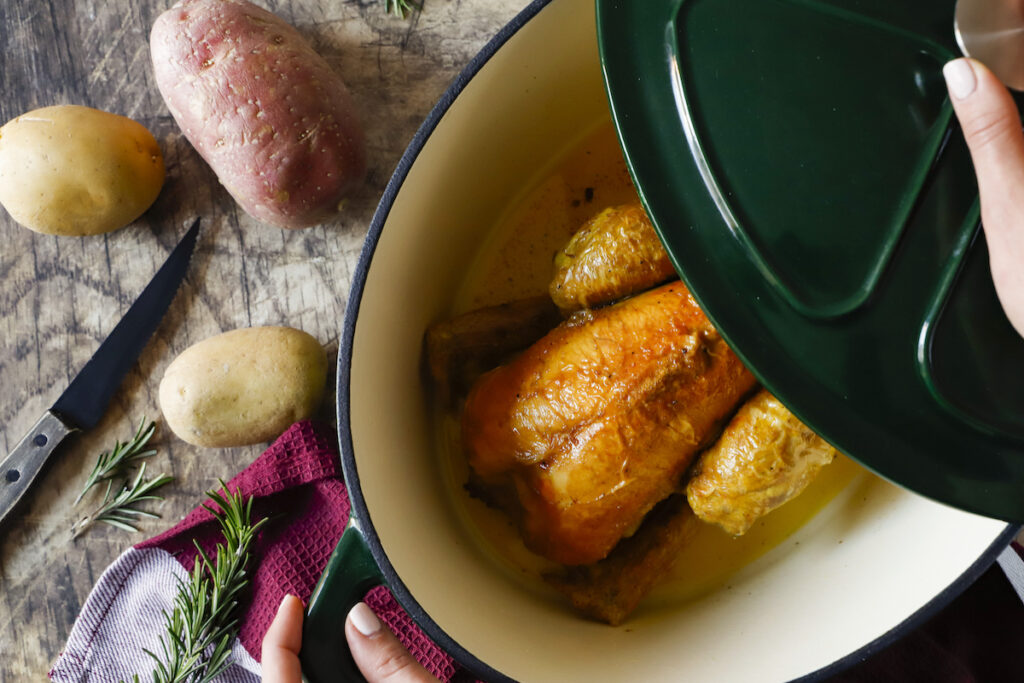 Pollo in cocotte con patatine fritte e salsa bernese