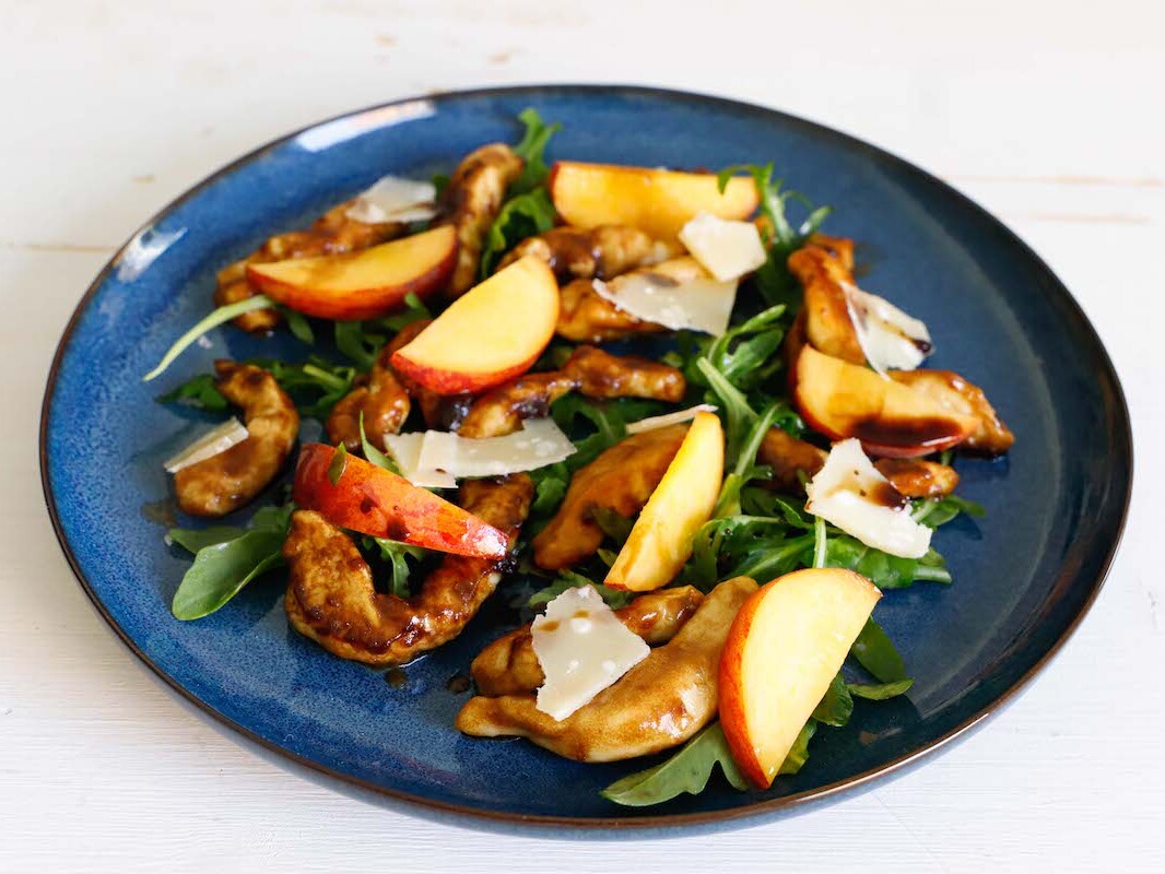 straccetti-di-petto-pollo-aceto-balsamico-rucola-e-pesche