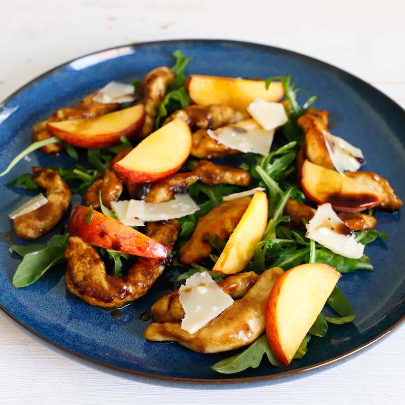 straccetti-di-petto-pollo-aceto-balsamico-rucola-e-pesche